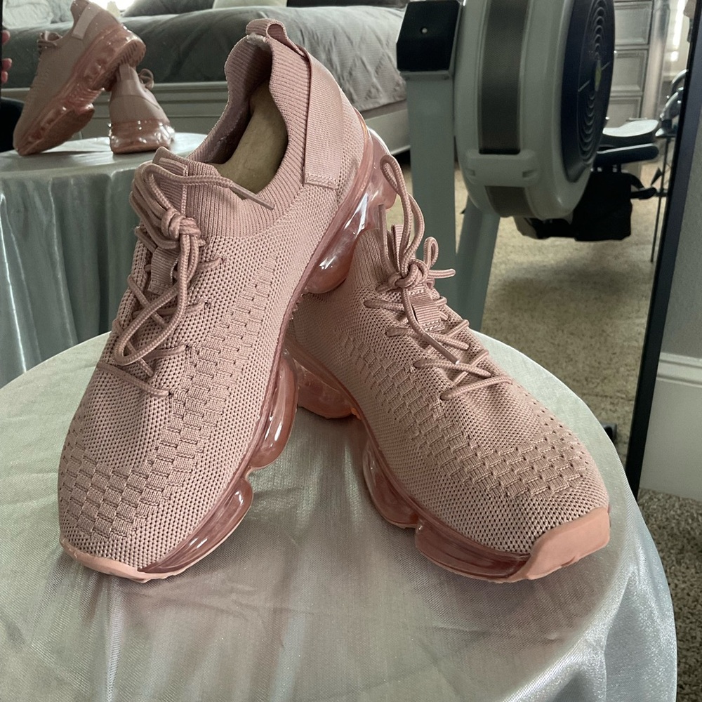 Women’s slip on tennis shoes. Size 4. Where’s like a women’s 6